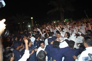 جانب من المواجهة بين المتجمهرين وقوات الامن	هاني الشمريمحمد ماهرسعود سالم﻿