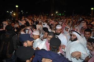 جانب من المشاركين في المسيرة يحاولون التقدم رغم محاولات رجال الامن لمنعهم﻿