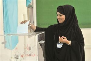 عمانية تدلي بصوتها في انتخابات مجلس الشورى