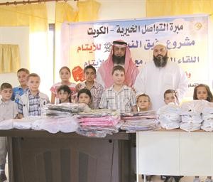 ابوحمادة يتوسط الاطفال المستفيدين
