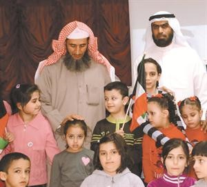 دالمسباح وسعود البداح يتوسطان الاطفال
