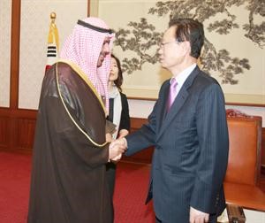 الشيخ احمد الفهد مصافحا رئيس البرلمان الكوري بارك هي تي
