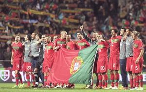 كريستيانو رونالدو ولاعبو البرتغال يحملون علم بلادهم بعد التاهل ال‍ى يورو 2012 	افپ﻿