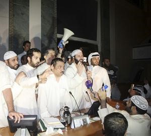 مسلم البراك وفيصل المسلم امام منصة الرئيس سعود سالم