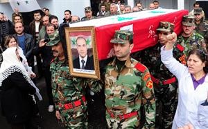 عناصر من الجيش السوري يشيعون زميلا سقط في اشتباكات مع منشقين امس سانا