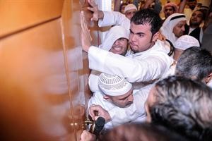 لحظة اقتحام قاعة عبدالله السالم