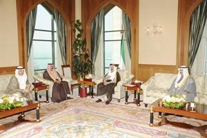 صاحب السمو الامير لدى اجتماعه مع سمو ولي العهد ورئيس مجلس الامة وسمو رئيس الوزراء﻿