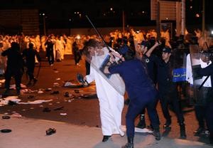 استخدام الهراوات والواقيات الزجاجية اثناء الاحتكاك بين الامن والمتجمهرين