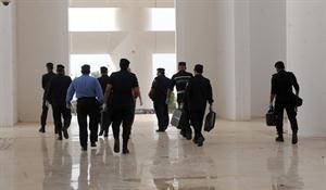  الادلة الجنائية اثناء خروجها من المجلس
