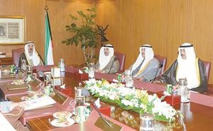 سمو الامير مترئسا الاجتماع الطارئ لمجلس الوزراء وبجواره جاسم الخرافي وسمو الشيخ ناصر المحمد والشيخ صباح الخالد
