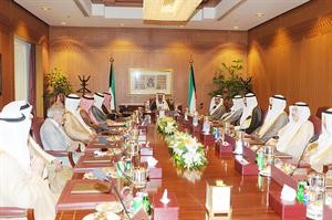 صاحب السمو الامير الشيخ صباح الاحمد مترئسا الاجتماع الطارئ لمجلس الوزراء امس
