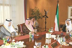 صاحب السمو الامير الشيخ صباح الاحمد وسمو ولي العهد والشيخ جابر المبارك والشيخ علي الجراح خلال الاجتماع الطارئ لمجلس الوزراء صباح امس 