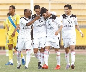 فرحة الشايع ولاعبي الصليبخات بالفوز في احدى المباريات﻿