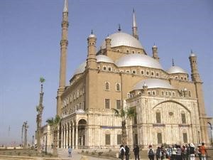 العزبي: ارتفاع عدد السائحين الوافدين إلى مصر بنسبة 23.2% في الربع الثالث 