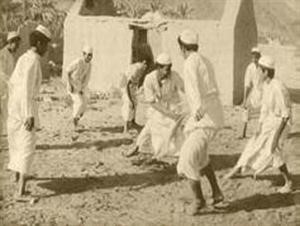 اطفال يمارسون لعبة شعبية في الفريج