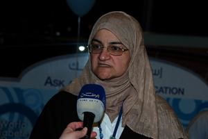 دمنيرة العروج متحدثة للصحافيين
