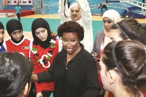 الشيخة نعيمة الاحمد مع لاعبات المنتخب الوطني
