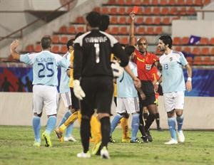 الحكم يوسف ثويني يوجه البطاقة الحمراء للاعب السالمية احمد حواس هاني الشمري