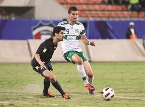 الليبي محمد زعبية محاولا المرور من لاعب اليرموك بدر الطاهر هاني الشمري