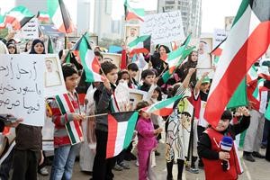 مواطنات وابناؤهن يرفعون صور سمو الامير واعلام الكويت ولافتات تؤكد رفضهم للفوضى والفتنة