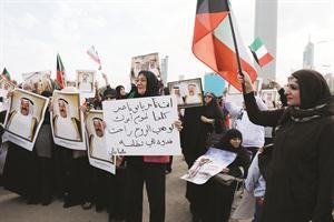 مواطنات يرفعن صور سمو الامير وعلم الكويت ولافتات تعبر عن ارائهن