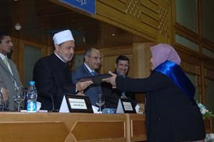 درشيد الحمد وشيخ الازهر داحمد الطيب يكرمان احدى الخريجات﻿