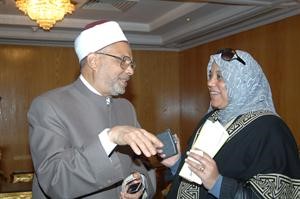محمد القوصي متحدثا الى الزميلة هناء السيد 	ناصر عبدالسيد﻿