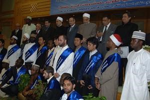 الحمد ودالطيب والقوصي مع عدد من المكرمين﻿