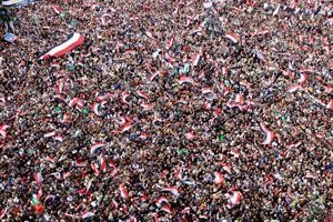 مئات الالاف يهتفون في ميدان التحرير امس ضد وثيقة السلمي ويطالبون بتسليم السلطة افپ
