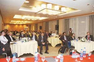 جانب من الحضور الكبير الذي حضر جلسة عمل برايس ووترهاوس كوبرز قاسم باشا
