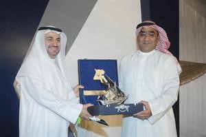  ويتلقى هدية تذكارية من ياسر الجعفر

