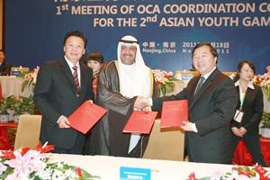 الشيخ احمد الفهد يتبادل برتوكولات اسياد الشباب الثاني
