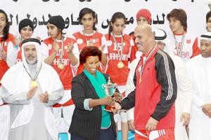 الشيخة نعيمة الاحمد تسلم كاس البطولة لمدرب منتخب البحرين بحضور السفير البحريني الشيخ خليفة بن حمد ال خليفة﻿