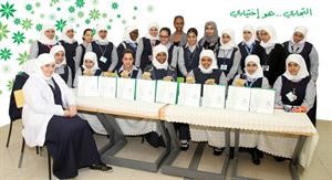 الدوسري مع الطالبات عقب المحاضرة
