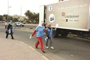جانب من المشاركين في المهرجان بجوار سيارة لـ سنتر بوينت
