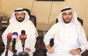 المحامي عادل عبدالهادي وعبدالعزيز اليحيى خلال المؤتمر الصحافي