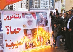 متظاهرون سوريون في لبنان يحرقون صور رئيسي وزراء تركيا وقطر احتجاجا على مواقف البلدين من سورية	رويترز﻿