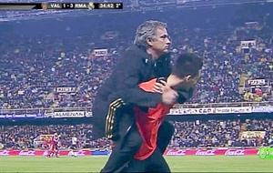 لاعب ريال مدريد كاليخون يحمل مدربه جوزيه مورينيو في احتفال غير تقليدي
