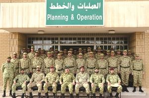 الطلبة الضباط وضباط الصف الاختصاص في لقطة تذكارية﻿