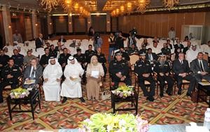 اللواء د مصطفى الزعابي متوسطا المشاركين في الورشة العالمية لتدريب الكوادر الوطنية متين غوزال
