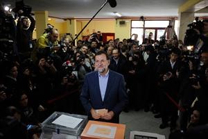 زعيم المعارضة اليمني المحافظ مريانو راجوي يدلي بصوته امس 	افپ﻿