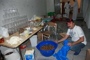 احد اعضاء الفريق يعرض كمية من المضبوطات
