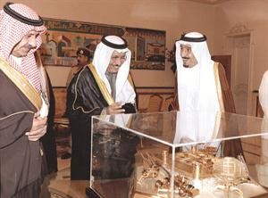 صاحب السمو الملكي الامير سلمان بن عبدالعزيز في حديث باسم مع الشيخ جابر المبارك امام نموذج لاحد المشاريع﻿