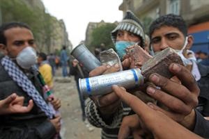 محتجون في ميدان التحرير يرفعون فارغ قنبلة مسيلة للدموع قذفهم بها الامن المركزي مكتوب عليها صنع في اميركاافپ
