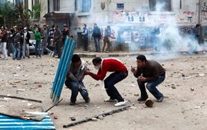 المتظاهرون يحاولون الاختباء من قنابل الغاز وطلقات الامن في شارع محمد محمود المؤدي لـ التحرير امس رويترز