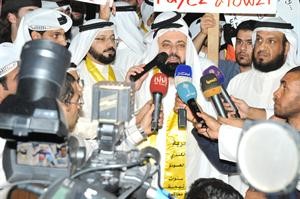 دوليد الطبطبائي متحدثا خلال التجمع ويبدو فلاح الصواغ	متين غوزال﻿