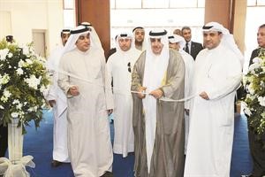 عبدالعزيز الخالدي وعماد تيفوني وعبدالرحمن النصار يقصون شريط معرضي الخريف للعطور والساعات
