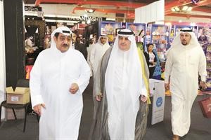 الخالدي متجولا في المعرض وبجواره ضاري العيبان
