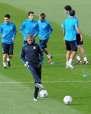 مدرب ريال مدريد جوزيه مورينيو مع اللاعبين خلال التدريبات استعدادا لدينامو زغرب افپ
