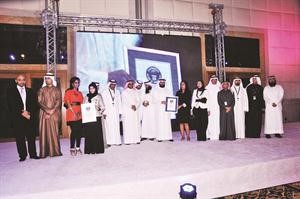 رئيس جمعية المهندسين محسام الخرافي خلال تسلمه شهادة غينيس﻿